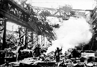 Battle of stalingrad, december 1942: red army soldiers fighting german army in the krasny oktyabr works (red october) in stalingrad.