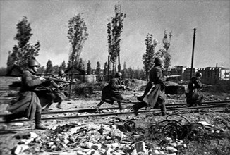 Battle of stalingrad, 1942: red army soldiers engaged in street fighting with german army .
