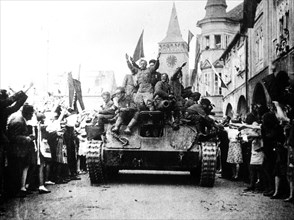 Residents of jicin, czechoslovakia welcoming soviet soldiers/liberators in may 1945, world war 2.