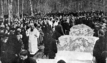 World war one, the first communal monumental grave of russian soldiers in moscow, 1915.