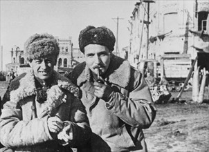 Soviet writer konstantin simonov (right) and roman karmen c,1943.