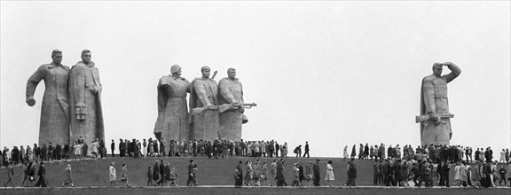 Memorial to twenty eight heroes-panfilovtsy (panfilov rifle regiment), moscow region near dubosekovo razyezd, ussr, 1979.