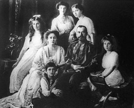 Russian royal family: emperor nicholas ll, empress alexandra fyodorovna, grand duchesses (from left) maria, tatyana, olga, anastasia and crown prince alexei, 1913.
