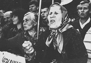 Ukrainian women picketing at the ukrainian parliament building and demanding the dismissal of alexander moroz, chairman of the supreme soviet of the republic, june 19, 1996, kiev, ukraine.