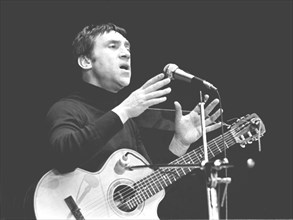 Vladimir vysotsky, popular russian songwriter, musician and actor at concert in yaroslavl, 2/79.
