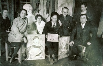Kazimir malevich (center) russian avant garde artist with his pupils, ussr 1920s.