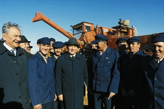 Mikhail gorbachev meeting with agricultural workers to discuss grain production in the tselinograd region of the ussr, september 1986.