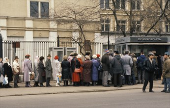 People in moscow waiting on long lines on the day before the announcement of price increases, april 1991.