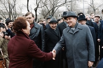 Mikhail gorbachev being greeted by z, piskunova, a worker of the kuibyshev confectionery during his visit to the kuibyshev region in april 1986.