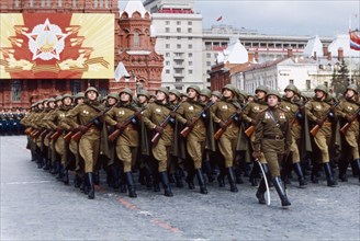 Red army soldiers marching in red square during a military parade in honor of victory day, may 9th, moscow, early 1980s.