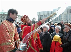 Yaroslavl, russia, april 27, 2003, metropolitan kirill of yaroslavl and rostov (c) conducts the great easter evening service on sunday.