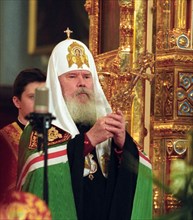 Moscow, russia, april 27, 2003, patriarch of moscow and all russia alexy ll conducts the great easter evening service at the christ the saviour cathedral on sunday.