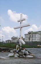 A cross marking the site of the ipatiev house where tsar nicholas ll and his family were killed in 1918, yekaterinburg, russia.