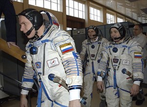 Moscow region, russia, march 20, 2007, flight engineer and soyuz tma-10 commander for expedition 15 oleg kotov, spaceflight participant (fifth space tourist) charles simonyi, expedition 15 commander a...