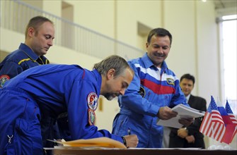 Moscow region, russia, september 18, 2008, u,s, space tourist richard garriott (foreground), astronauts michael fincke of the u,s and yury lonchakov of russia (l-r, background) appear prior to the exa...