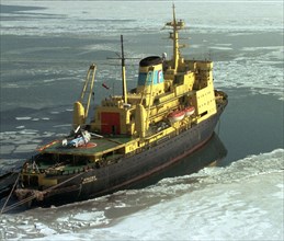 Icebreaker krasin about to leave vladivostok to head for the tatar strait, vladivostok,russia, february 20, 2003