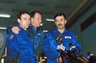 Soyuz tm-30, russian cosmonauts sergei zalyotin (left) and aleksandr kaleri (right) prior to the 28th mission to mir, zvyozdny gorodok, march 2000.