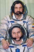 Mir, soyuz tm-23, russian cosmonauts yuri usachyov and yuri onufrienko prior to their mission, 1996.