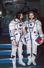 Soyuz tm-23, yuri usachyov and yuri onufrienko in front of a soyuz simulator during training, 1996.