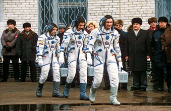 Mir, january 1997, the crew of soyuz tm-25, mission: repair failing space station, left to right: commander vasili tsiblyev, aleksander lazutkin, reinhold ewald.