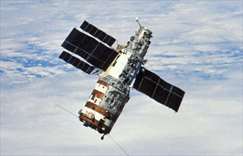 Soviet space station salyut 7 orbiting planet earth, 1985.