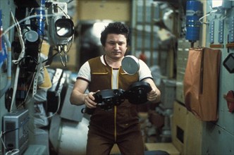 Mir, salyut 7, soyuz t-15, leonid kizim aboard the mir space station, 1986.