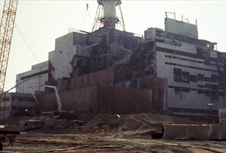 Building of a protective wall around reactor 4 of the chernobyl nuclear power plant in ukraine after the accident, august 1986.