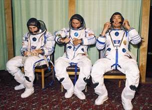 Soyuz tm-13, cosmonauts franz viehbock (austrian), aleksandr volkov, and toktar aubakirov during training, 1991.