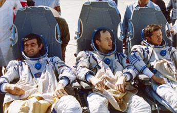 Soyuz tm-5, cosmonauts alksandr panayotov aleksandrov (bulgaria), anatoly solovyov, and viktor savinykh after landing in the soyuz tm-4 craft, june 17, 1988.