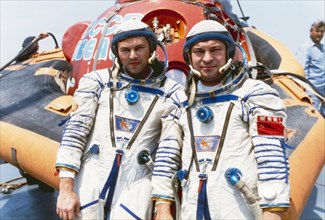 Mir, soyuz tm-2, cosmonauts aleksandr laveykin and yuri romanenko training at sea, 1987.