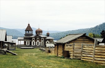Wooden church and houses in irkutsk, siberia, russia, open-air museum of wooden architecture, 17th or 18th centuries.