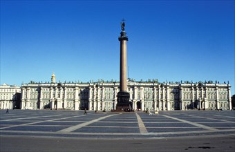 The winter palace / hermitage museum and the alexander column in the foreground, st, petersburg, russia.