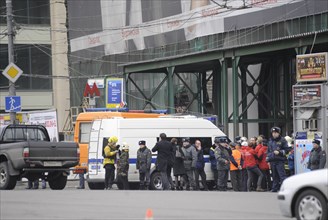 Moscow, russia, march 29, 2010, rescue teams and police officers in lubyanka square, outside lubyanka metro station, sokolnicheskaya line of the moscow underground, an explosion rocked the metro stati...