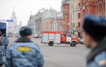 Moscow, russia, march 29, 2010, fire engine stands in lubyanskaya (lubyanka) square, outside lubyanka metro station, sokolnicheskaya line of the moscow where an explosion rocked during the rush hour k...