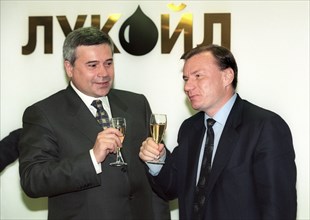 Moscow, vagit alekperov (left), president of the lukoil company, and vladimir potanin, president of the 'oneximbank' are clinking glasses after signing an agreement on partnership in financial, produc...