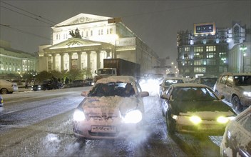 Moscow, russia, november 19, 2004, the bolshoi theatre (l) and the tsum shopping centre (r) in snow-covered teatralnaya square, heavy snowfalls have hit the russian capital.