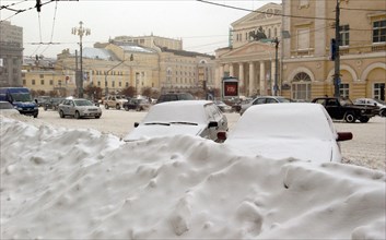 Moscow, russia, january 28, 2005, snow piles after a fierce snowstorm in teatralnaya square downtown moscow.