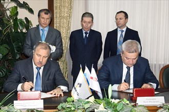 Moscow, russia, april 22, 2011, rosneft chairman eduard khudainatov and president of lukoil vagit alekperov (l-r front) are signing a deal for joint exploration and production offshore.