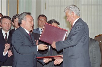 Russia, moscow, president of russia boris yeltsin (r) and president of kazakhstan nursultan nazarbaev are pictured after signing the treaty, may 25, 1992.
