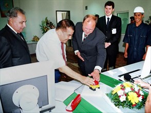 Turkmenistan, september 14, 2005, president of turkmenistan saparmurat niyazov and chairman of the german company man ferrostaal industrieanlagen gmbh knut papajewski (l-r in centre) participates in a...