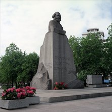 Moscow, ussr, 1987, karl marx monument in theatre square, the monument foundation-stone was laid by vladimir lenin may 1, 1920, but this monument by lev kerbel was unveiled 41 years later, october 196...