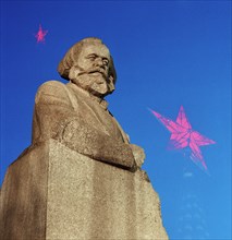 Monument to karl marx designed by sculptor lev kerbel in theater square, moscow, ussr, 1983.