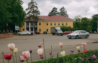 Dubna, moscow region, russia, sovietskaya (soviet) square in the town of dubna, moscow region, june 2006.
