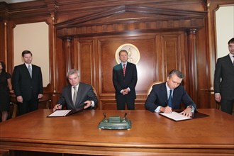 Moscow, russia, may 25, 2007, president of oil and gas company lukoil vagit alekperov and gazpromneft president alexander dyukov, l-r, foreground, sign a memorandum of understanding setting up a joint...