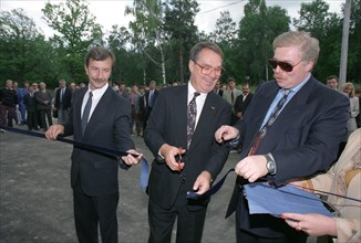 Moscow region, august 26, 1994, the head of the odintsovo logovaz service centre, yevgeny (evgeni) nemenov (1st l), max (maks) dainovich of general motors corporation (c), and ao logovaz first deputy ...