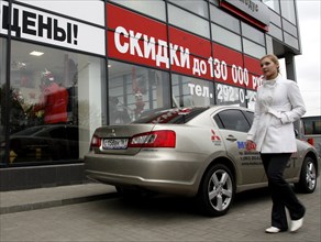 Rostov-on-don, russia, october 31, 2008, a sign on the shopwindow of modus automobile dealership reading: 'discount up to 130,000 roubles!'.