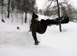 Snowboarder takes part in the 3rd moscow family alpine skllng fest on vorobyevy (sparrow) hills, moscow, russia, february 8, 2009.