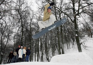Snowboarder jumps at the 3rd moscow family alpine skllng fest on vorobyevy (sparrow) hills, moscow, russia, february 8, 2009.