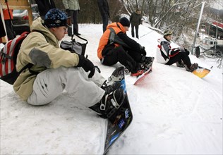 Snowboarders take part in the 3rd moscow family alpine skllng fest on vorobyevy (sparrow) hills, moscow, russia, february 8, 2009.