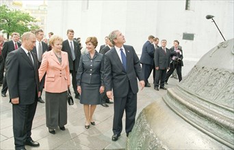 Russian president vladimir putin (l), his wife lyudmila putina, (2nd l) ,u,s, president george bush (r) and his wife laura bush (2ndr) pictured looking at a huge 'tsar-bell' while strolling in the kre...